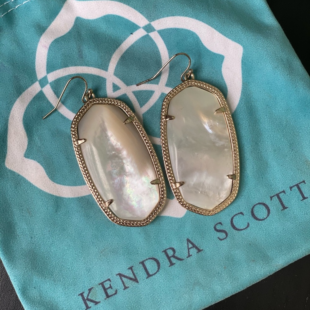 Kendra Scott Danielle earrings in Mother of Pearl